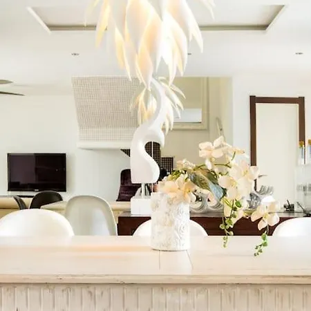 Boutique Townhouse With Hot Tub Near Puerto Banus Semesterbostad *