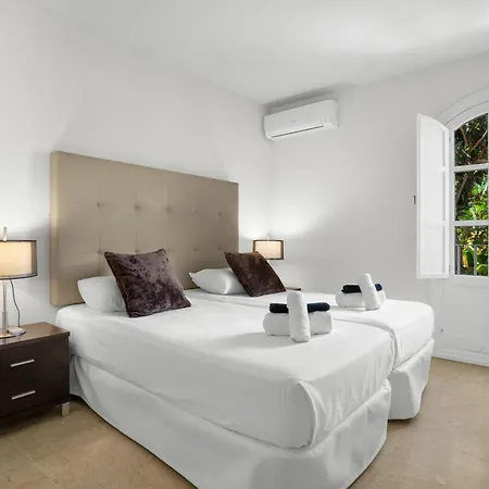 5Br Boutique Townhouse Hot Tub Near Puerto Banus Vakantiehuis