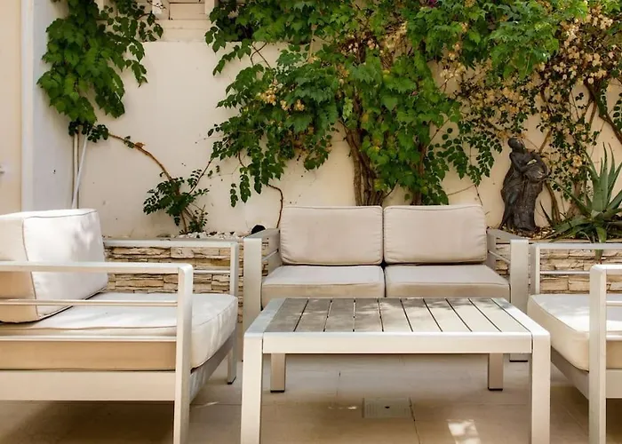 Boutique Townhouse With Hot Tub Near Puerto Banus *