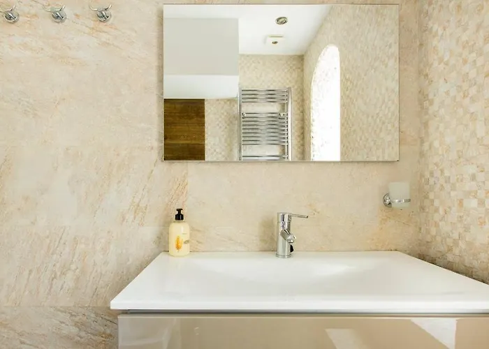 Boutique Townhouse With Hot Tub Near Puerto Banus Nyaraló