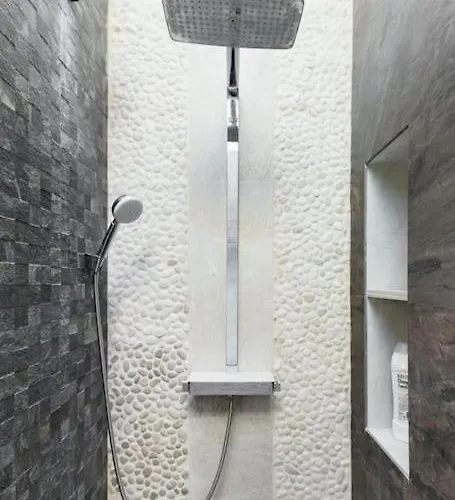 Boutique Townhouse With Hot Tub Near Puerto Banus Nyaraló *