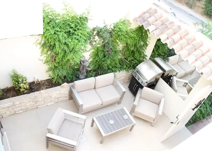 Boutique Townhouse With Hot Tub Near Puerto Banus Marbella