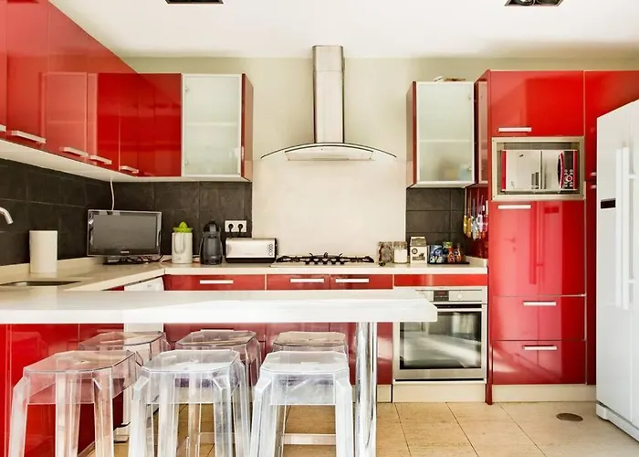 Nyaraló Boutique Townhouse With Hot Tub Near Puerto Banus *